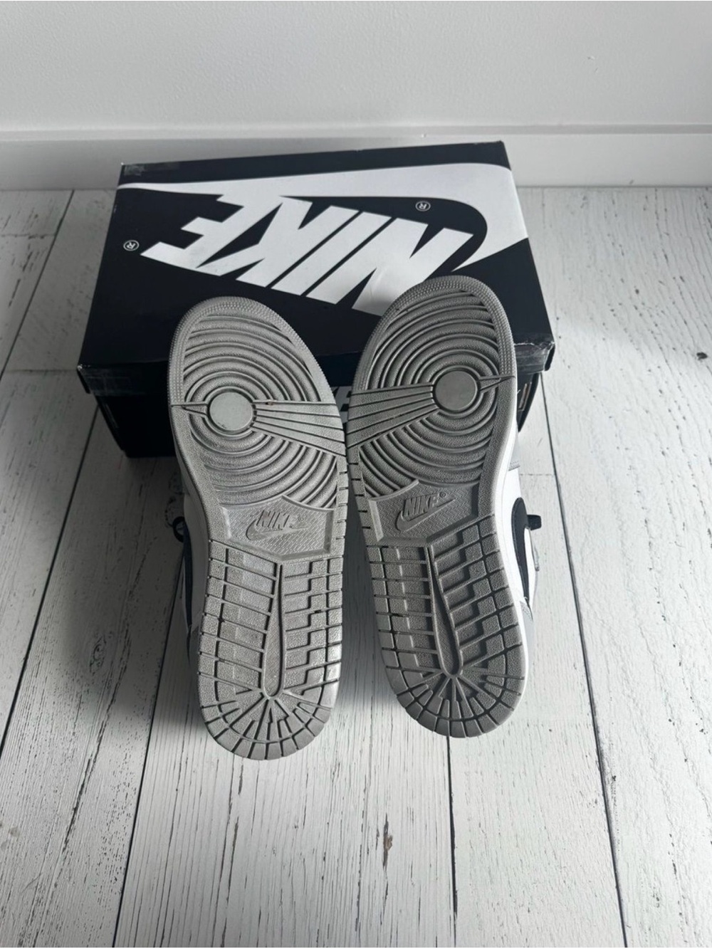 Air Jordan 1 Low OG - Wolf Grey and White - Picture 6 of 7